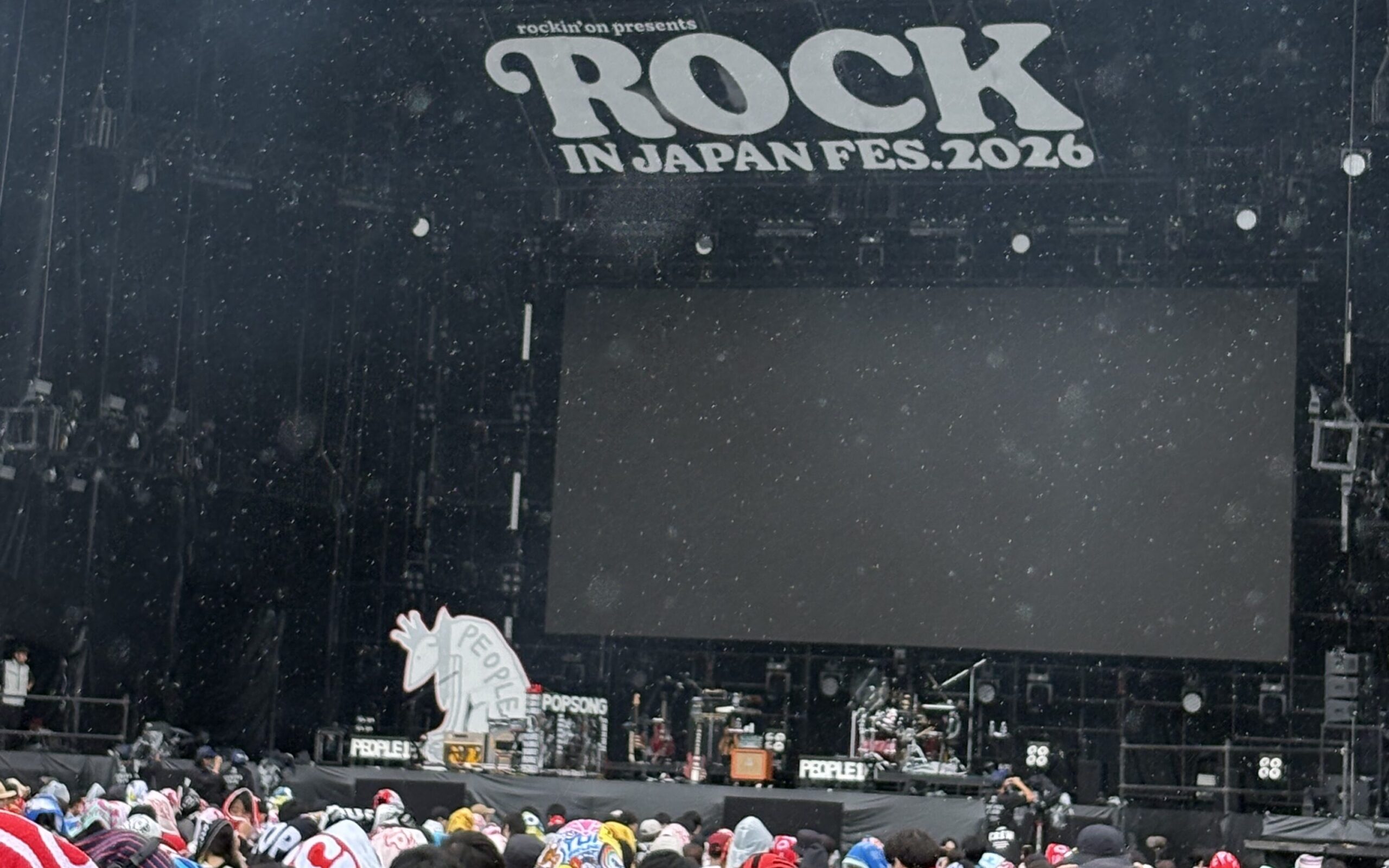 雨の中で開演を待つPEOPLE 1のGRASS STAGE